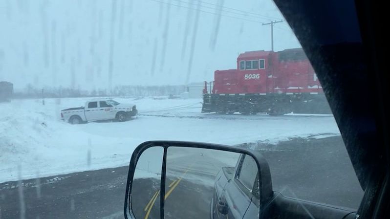Uvízlý automobil vytáhl ze sněhu vlak